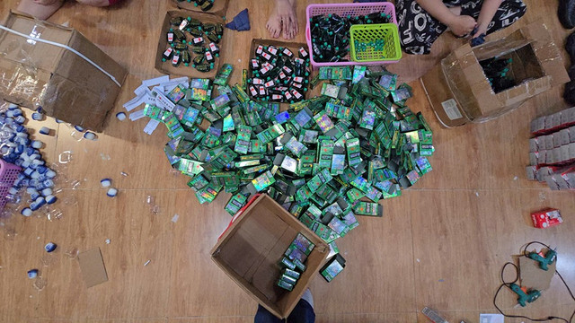 Công an thu giữ gần 70.000 chai dầu Con Ó giả nhãn hiệu “Eagle Brand Medicated Oil” của Singapore/ Ảnh: CACC Công an thu giữ gần 70.000 chai dầu Con Ó giả nhãn hiệu “Eagle Brand Medicated Oil” của Singapore/ Ảnh: CACC