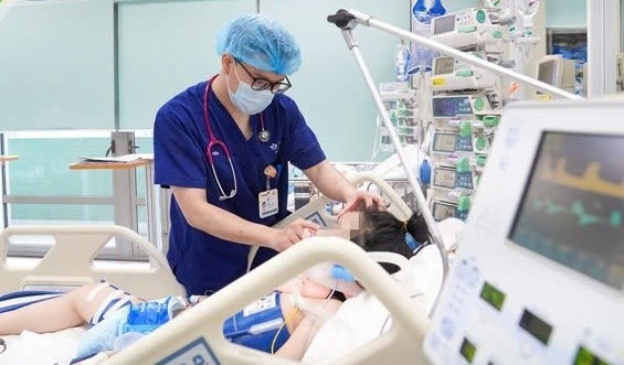 Bác sĩ Nguyễn Dũng Tiến – khoa Điều trị tích cực Ngoại khoa thăm khám cho bệnh nhi thời điểm nhập viện. (Ảnh BV Nhi TW) 1-9845.jpg