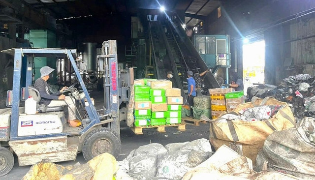 Số thực phẩm đưa vào trong Công ty Môi trường Thiên Thanh để tiêu hủy. Ảnh: CAĐN Số thực phẩm đưa vào trong Công ty Môi trường Thiên Thanh để tiêu hủy. Ảnh: CAĐN