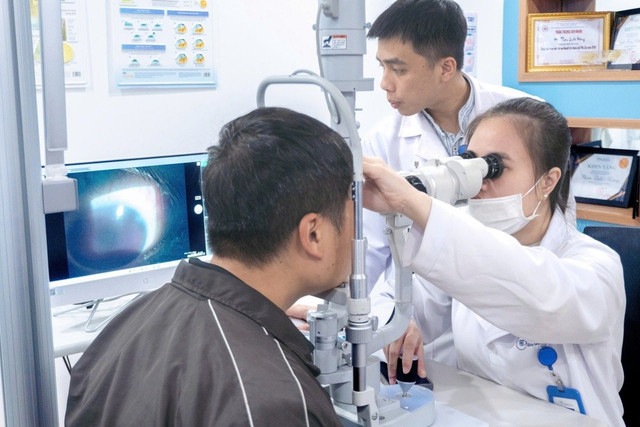 Bác sĩ Nội trú Trần Thị Khánh Linh – Phó Giám Đốc chuyên môn Bệnh viện đang thăm khám lại cho bệnh nhân sau khi khâu giác mạc - củng mạc cấp cứu (Ảnh: Bệnh viện Mắt Sài Gòn Đà Lạt) Bác sĩ Nội trú Trần Thị Khánh Linh – Phó Giám Đốc chuyên môn Bệnh viện đang thăm khám lại cho bệnh nhân sau khi khâu giác mạc - củng mạc cấp cứu (Ảnh: Bệnh viện Mắt Sài Gòn Đà Lạt)