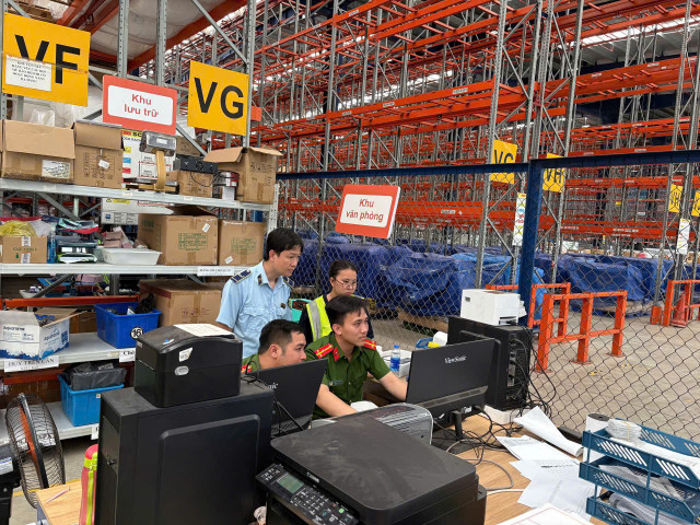 Gần 226.000 sản phẩm hàng hóa các loại bị tạm giữ tại Công ty Cổ phần Chuỗi cung ứng Thương mại Á Châu - (Ảnh dms) Gần 226.000 sản phẩm hàng hóa các loại bị tạm giữ tại Công ty Cổ phần Chuỗi cung ứng Thương mại Á Châu - (Ảnh dms)