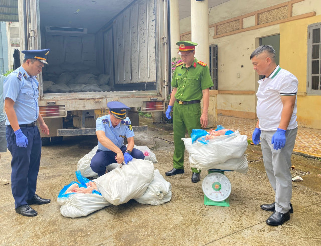 Lực lượng chức năng kiểm tra hàng hóa vi phạm/Ảnh DMS Lực lượng chức năng kiểm tra hàng hóa vi phạm/Ảnh DMS