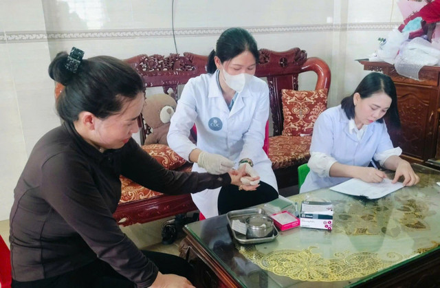 Ngành Y tế lấy lam máu của các thành viên trong gia đình và hộ dân khu vực liền kề để làm xét nghiệm tìm ký sinh trùng sốt rét/Ảnh soyte.hatinh.gov.vn Ngành Y tế lấy lam máu của các thành viên trong gia đình và hộ dân khu vực liền kề để làm xét nghiệm tìm ký sinh trùng sốt rét/Ảnh soyte.hatinh.gov.vn