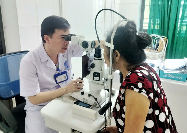 Bác sĩ Trung tâm Y tế Thạch Hà kiểm tra mắt cho bệnh nhân N.T.L sau 4 ngày điều trị/ Ảnh Sở Y tế Hà Tĩnh Bác sĩ Trung tâm Y tế Thạch Hà kiểm tra mắt cho bệnh nhân N.T.L sau 4 ngày điều trị/ Ảnh Sở Y tế Hà Tĩnh