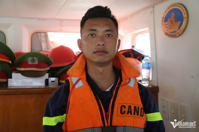 Trung úy Nguyễn Văn Nhất là người cùng Thượng úy Tuấn cứu cháu bé 10 tuổi ra khỏi tàu Vịnh Xanh 58. Ảnh: Phạm Công 1-9487.jpg
