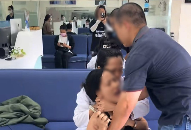 Bà C dùng hai tay giữ chặt cổ khách hàng. Ảnh cắt từ clip/Nguồn Danviet.vn Bà C dùng hai tay giữ chặt cổ khách hàng. Ảnh cắt từ clip/Nguồn Danviet.vn