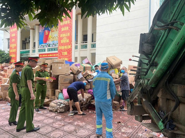 Công an TP Hà Nội phối hợp tiêu hủy số hàng hóa người dân giao nộp. Công an TP Hà Nội phối hợp tiêu hủy số hàng hóa người dân giao nộp.