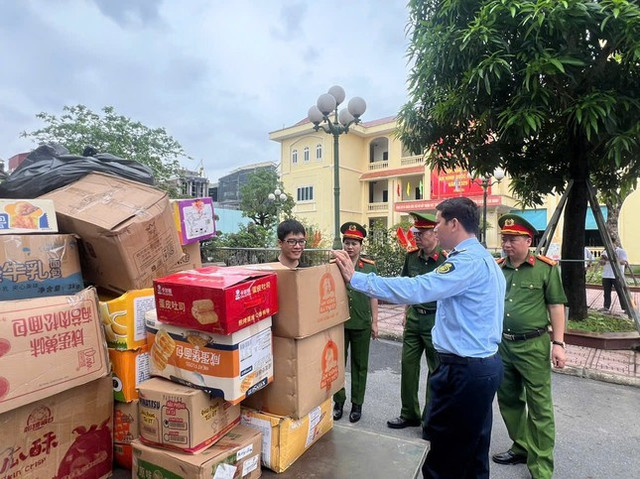 Người dân nộp 25 tấn hàng hóa, thực phẩm. Người dân nộp 25 tấn hàng hóa, thực phẩm.