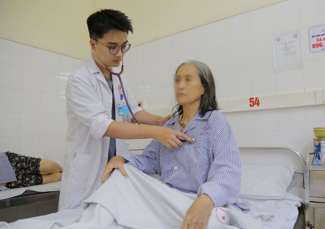 Bác sĩ khoa Tim mạch thăm khám lại cho bệnh nhân bị kẹt van tim nhân tạo do huyết khối. Ảnh Bệnh viện Đa khoa tỉnh Quảng Ninh Bác sĩ khoa Tim mạch thăm khám lại cho bệnh nhân bị kẹt van tim nhân tạo do huyết khối. Ảnh Bệnh viện Đa khoa tỉnh Quảng Ninh