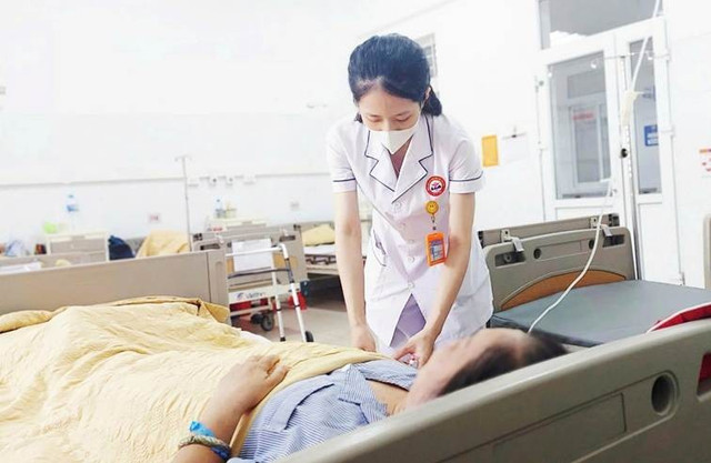 Bác sĩ kiểm tra tình trạng bệnh nhân. Ảnh: BVCC Bác sĩ kiểm tra tình trạng bệnh nhân. Ảnh: BVCC
