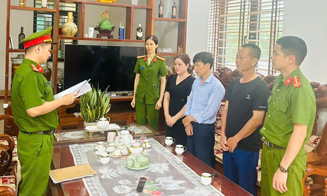 Cơ quan Cảnh sát điều tra (Công an tỉnh Bắc Giang) thi hành lệnh cấm đi khỏi nơi cư trú và Quyết định tạm hoãn xuất cảnh đối với Lương Thị Hằng - Ảnh Báo Bắc Giang. Cơ quan Cảnh sát điều tra (Công an tỉnh Bắc Giang) thi hành lệnh cấm đi khỏi nơi cư trú và Quyết định tạm hoãn xuất cảnh đối với Lương Thị Hằng - Ảnh Báo Bắc Giang.