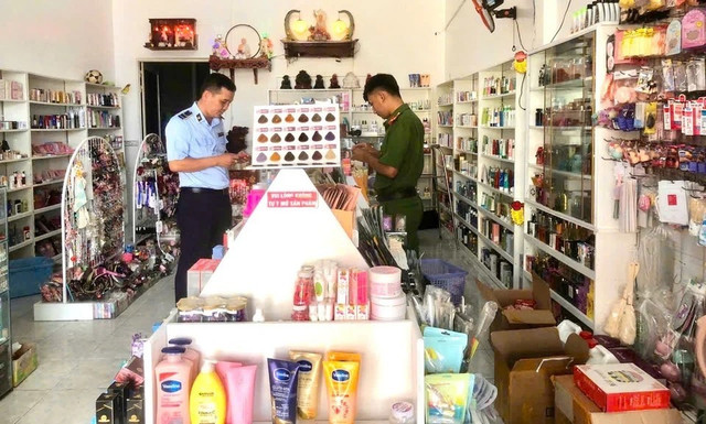 Đoàn kiểm tra tại điểm kinh doanh mỹ phẩm bán trên MXH. Ảnh: QLTT Cà Mau. 11.jpg