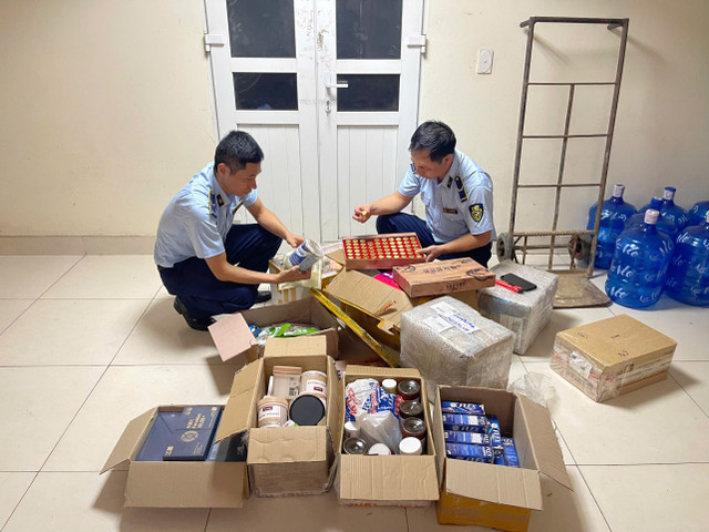 Đội QLTT số 1 kiểm đếm tang vật tạm giữ. Đội QLTT số 1 kiểm đếm tang vật tạm giữ.