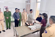 Nam thanh niên ném túi nghi chứa pháo, lao xe vào CSGT 