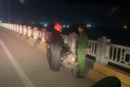 Công an Phú Thọ ngăn chặn kịp thời cô gái định nhảy cầu Phong Châu tự tử
