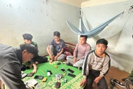 Bắt quả tang nhóm người đánh bạc trong phòng trọ ở Phú Thọ