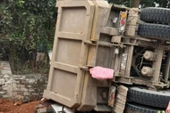 Xe chở đất đè bẹp ô tô con ở Phú Thọ, hai người tử vong