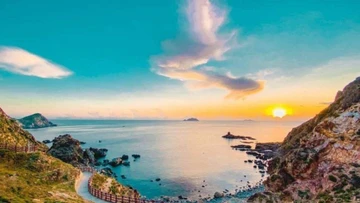 Trong đó, Kỳ Co – Eo Gió được nhiều du khách quốc tế ví như “Maldives của Việt Nam” nhờ làn nước màu ngọc bích và địa hình biển độc đáo. Ảnh haloquynhontravel