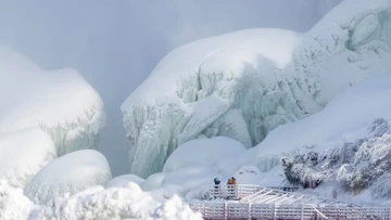 Bão mùa đông khiến Thác Niagara 'đóng băng', du khách đổ xô chiêm ngưỡng