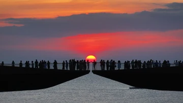 Săn hoàng hôn ở Cầu Hôn có gì hấp dẫn mà du khách nô nức tìm đến?