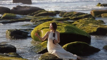 Biển Cổ Thạch phủ rêu xanh, hút du khách săn khoảnh khắc hiếm