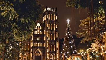 Nhà thờ Lớn Hà Nội là biểu tượng không thể thiếu mỗi mùa Giáng sinh. Ngay từ đầu tháng 12, khu vực quanh nhà thờ đã trở nên lộng lẫy với cây thông khổng lồ, tiểu cảnh máng cỏ và hệ thống đèn vàng ấm áp.