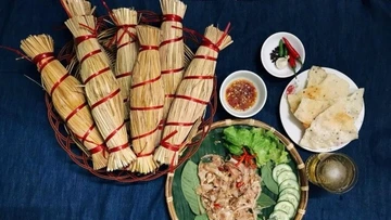Đặc sản gói rơm khô giòn sần sật, món ngon lạ miệng của miền đất võ