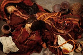 Kỳ dị hai xác ướp Chile mặc váy tẩm độc màu đỏ 