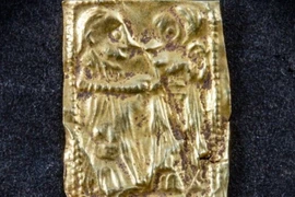 Bí ẩn mảnh vàng mini thời Viking khắc hình thù kỳ lạ