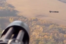 Trực thăng Ukraine bắn hạ UAV Nga bằng súng máy Mỹ 