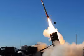 Lockheed Martin dự kiến tăng gấp ba sản lượng tên lửa đánh chặn ‘hit-to-kill’ PAC-3 MSE theo thỏa thuận khung dài hạn với Mỹ, qua đó tăng cường năng lực phòng không - phòng thủ tên lửa Patriot, bổ sung kho dự trữ cho các đồng minh và củng cố nền công nghiệp quốc phòng đa quốc gia có khả năng chống chịu cao (Nguồn ảnh: Bộ Quốc phòng Mỹ)