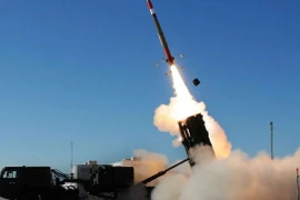 Lockheed Martin dự kiến tăng gấp ba sản lượng tên lửa đánh chặn ‘hit-to-kill’ PAC-3 MSE theo thỏa thuận khung dài hạn với Mỹ, qua đó tăng cường năng lực phòng không - phòng thủ tên lửa Patriot, bổ sung kho dự trữ cho các đồng minh và củng cố nền công nghiệp quốc phòng đa quốc gia có khả năng chống chịu cao (Nguồn ảnh: Bộ Quốc phòng Mỹ)
