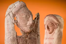 Tượng đầu người bằng gốm 2.400 năm tuổi chứa thứ rợn người 