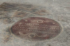 Tận thấy bức tranh sàn khảm cổ có dòng chữ kỳ lạ 