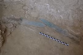 Ba thanh kiếm đồng 3.200 năm trong mộ cổ, lai lịch gây sốc 