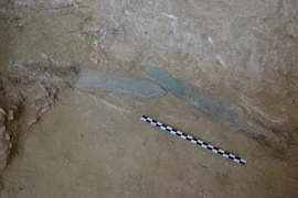 Ba thanh kiếm đồng 3.200 năm trong mộ cổ, lai lịch gây sốc 