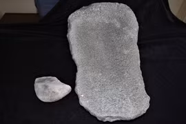 Giật mình vết tích lạ trong cối đá cổ 2.700 năm 