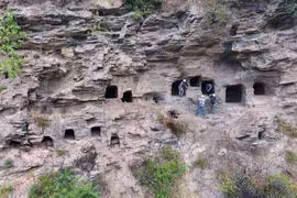 Bí ẩn hàng loạt mộ đá cổ thời Đường bên sông Hàn Giang