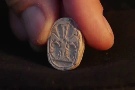 Bé 3 tuổi vô tình tìm thấy bùa hộ mệnh hình bọ hung 3.800 năm tuổi 