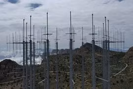 Hệ thống bệ phóng phòng không S-300PMU-2 của Iran cùng hình ảnh vệ tinh thể hiện vị trí và quy mô triển khai.