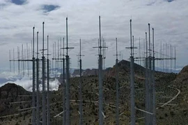 Hệ thống bệ phóng phòng không S-300PMU-2 của Iran cùng hình ảnh vệ tinh thể hiện vị trí và quy mô triển khai.