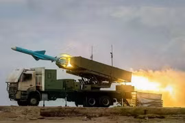 Chiến lược phòng không và hải quân của Iran kết hợp thủy lôi, tàu ngầm, tên lửa hành trình và đạn đạo chống hạm ven biển, chiến thuật tấn công theo bầy đàn, và hệ thống tên lửa phòng không nhiều lớp để biến eo biển Hormuz thành một cuộc chiến "cạn kiệt kho đạn" đầy rủi ro, được thiết kế để gây áp lực lên các tàu sân bay, tàu khu trục Aegis, tàu chở dầu và máy bay trinh sát, tiếp nhiên liệu hỗ trợ của Mỹ thông qua việc tấn công dồn dập và phân tán các bệ phóng có khả năng sống sót (Nguồn ảnh: Tasnim).