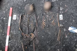 Mở mộ cổ nghìn năm, giật mình hai bộ xương nắm tay nhau