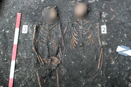 Mở mộ cổ nghìn năm, giật mình hai bộ xương nắm tay nhau