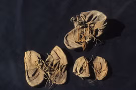 Tìm thấy chiếc bình cổ kỳ quái chứa đầy giày ở Ai Cập 