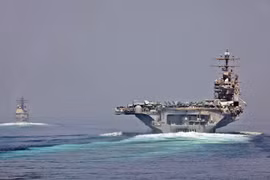 Tàu sân bay USS Abraham Lincoln và tàu tuần dương hộ tống di chuyển qua eo biển Hormuz.
