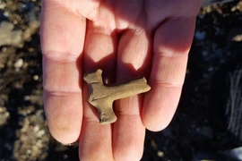 Tìm thấy mặt vòng cổ hình búa Thần Thor thời Viking 