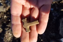 Tìm thấy mặt vòng cổ hình búa Thần Thor thời Viking 