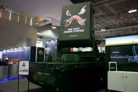 Hệ thống chống UAV bằng robot tự hành Leonidas, kết hợp công nghệ vi sóng công suất cao Leonidas của Epirus với phương tiện bánh xích không người lái TRX của General Dynamics Land Systems, được trưng bày tại AUSA 2025 (Nguồn ảnh: Army Recognition).