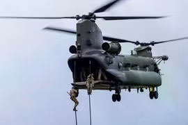 Lực lượng Thủy quân Lục chiến Hoàng gia Anh thuộc 42 Commando và binh sĩ Tiểu đoàn 4, Trung đoàn Ranger (4 RANGER) của Lục quân Anh được trực thăng Chinook HC6 của Không quân Hoàng gia Anh đổ bộ bằng phương thức đu dây nhanh xuống khu huấn luyện Otterburn ở Northumberland, nhằm tiến hành một cuộc tấn công mô phỏng vào vị trí đối phương trong khuôn khổ cuộc diễn tập Hyperion Storm. (Nguồn ảnh: Bộ Quốc phòng Anh)